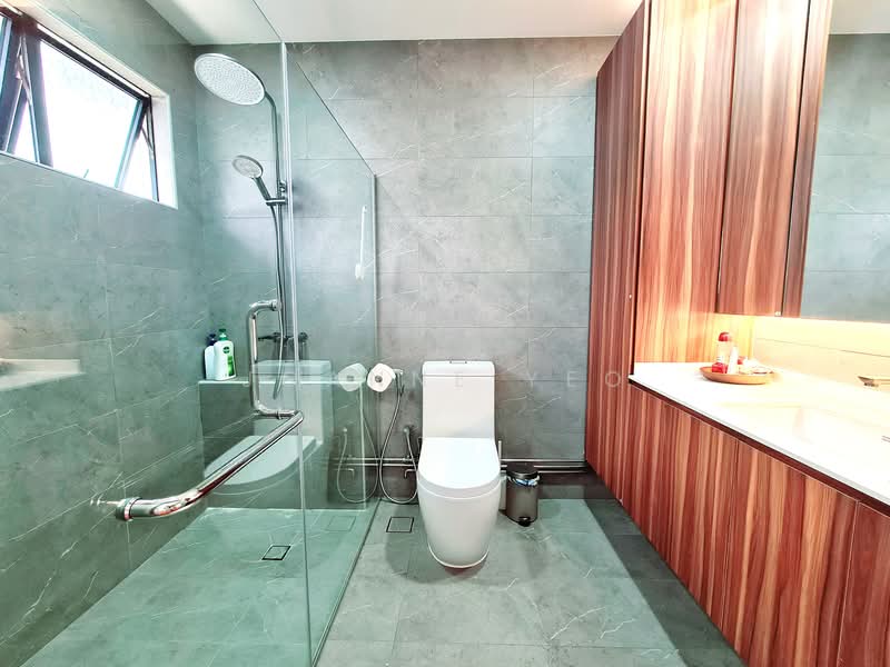 Fully Renovated Modern 3 Storey Terraced House, Sunrise Place, 5 Bedrooms, 2,800 sqft, Terraced House For Rent, by Joanne Yeo, 24858098 - 3rd level Master bathroom - PropertyGuru.com.sg