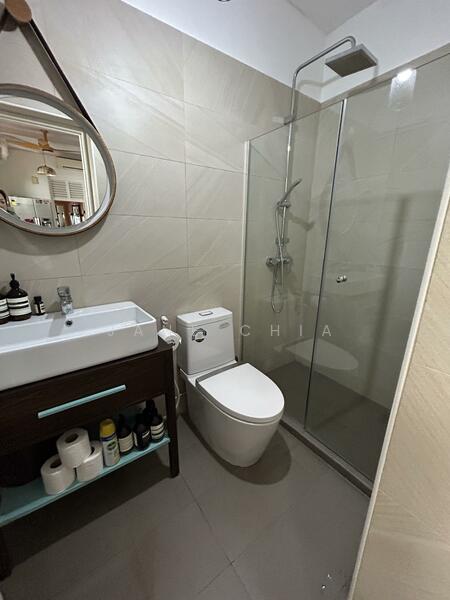 Level 1 bathroom