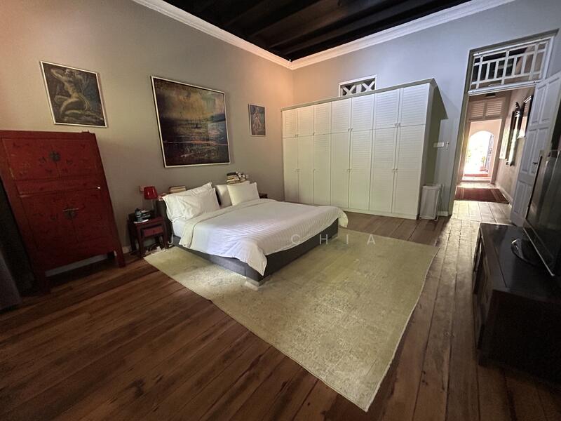 Master bedroom (furniture excluded)