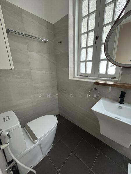 Level 2 bathroom