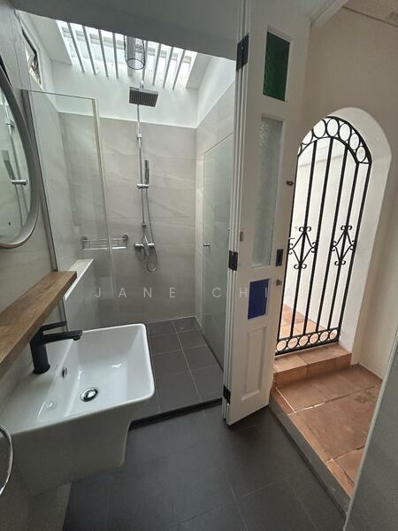 Level 2 bathroom
