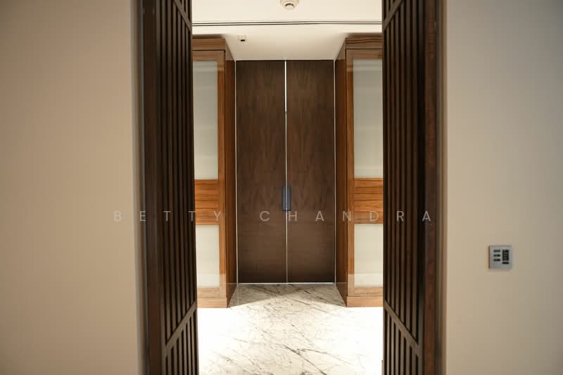 Nassim Park Residences, 21 Nassim Road, 4 Bedrooms, 6,867 sqft, Condominium For Sale, by Betty Chandra, 24884158 - Huge Dressing area - PropertyGuru.com.sg