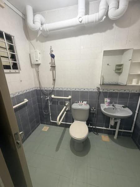 261B Sengkang East Way, 261B Sengkang East Way, Hougang / Punggol / Sengkang, 3 Bedrooms, 1,075 sqft, HDB Flat For Rent, by Veron Heng, 24895841 - Bathroom - PropertyGuru.com.sg