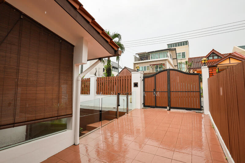 Rare Single Storey Corner Terrace in Sembawang Park Estate Corner