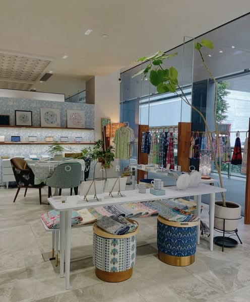 OUE Downtown 2, 6 Shenton Way, Boat Quay / Raffles Place / Marina, 540 sqft, Mall Shop For Rent, by Howard Yeo, 24899754 - CommercialGuru.com.sg