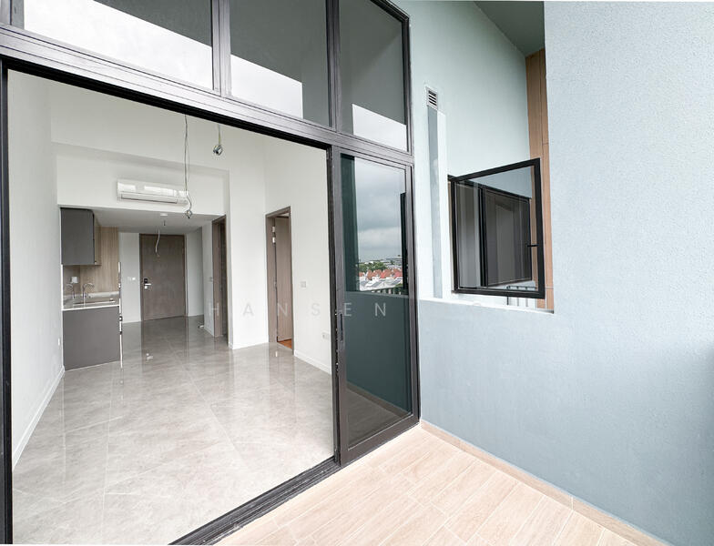 Spacious balcony with good ventilation