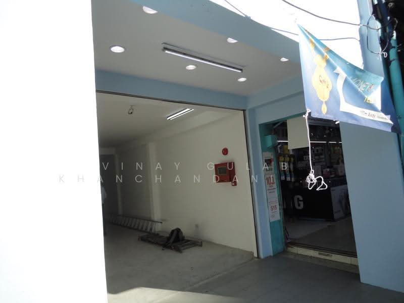 258 serangoon road, Serangoon road, Farrer Park / Serangoon Rd, 1,500 sqft, Shop / Shophouse For Rent, by Vinay Gulab Khanchandani ( Vincent ), 24900324 - Entrance - CommercialGuru.com.sg