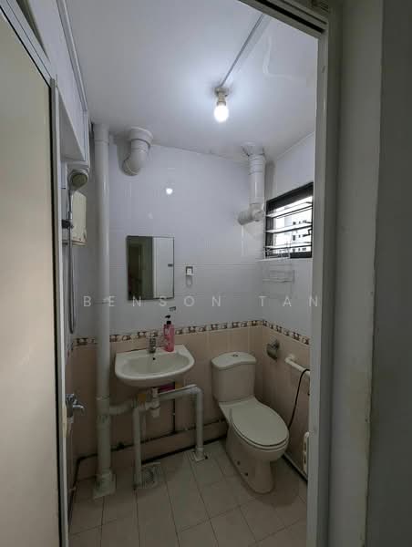 504 Ang Mo Kio Avenue 8, 504 Ang Mo Kio Avenue 8, 2 Bedrooms, 721 sqft, HDB Flat For Rent, by Benson Tan, 24903275 - Master Room Bathroom - PropertyGuru.com.sg