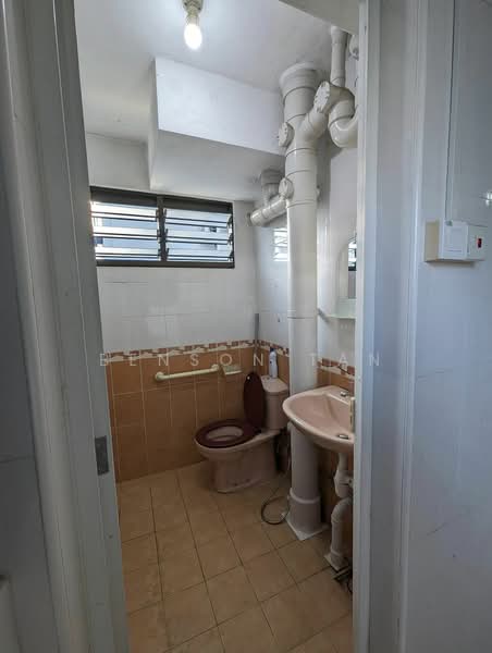 504 Ang Mo Kio Avenue 8, 504 Ang Mo Kio Avenue 8, 2 Bedrooms, 721 sqft, HDB Flat For Rent, by Benson Tan, 24903275 - Common Bathroom - PropertyGuru.com.sg
