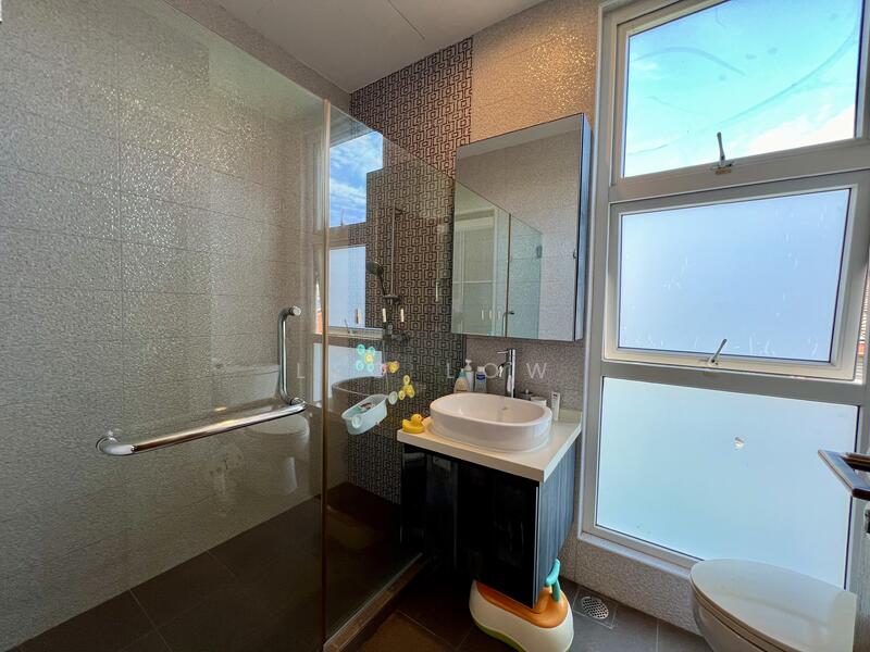 Thomson Hills, , 4 Bedrooms, 2,277 sqft, Corner Terrace For Sale, by Leo Low, 24903917 - Second bedroom ensuite bathroom (2nd level) - PropertyGuru.com.sg