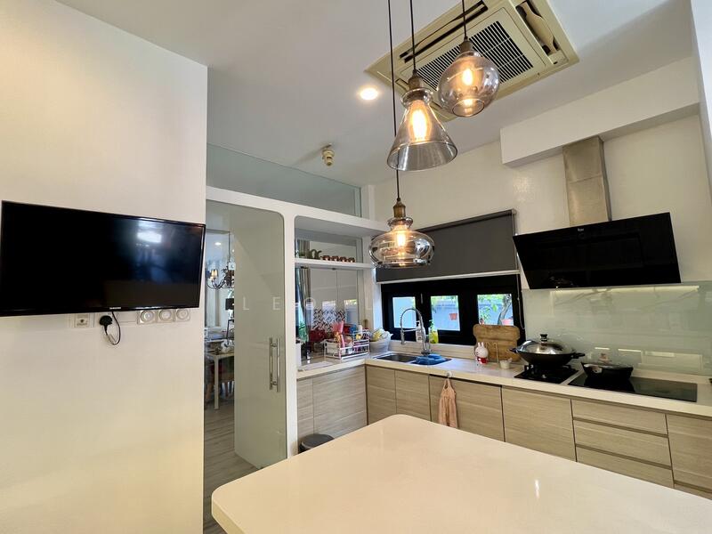 Thomson Hill, THOMSON HILLS, MAYFLOWER, SEMBAWANG HILLS ESTATE, 4 Bedrooms, 2,277 sqft, Corner Terrace For Sale, by Leo Low, 24903917 - Kitchen with large island (ground level) - PropertyGuru.com.sg