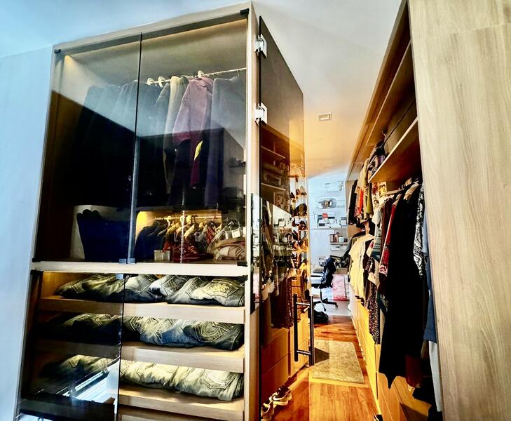 Thomson Hills, , 4 Bedrooms, 2,277 sqft, Corner Terrace For Sale, by Leo Low, 24903917 - Walk-in closet with study area (2nd level) - PropertyGuru.com.sg