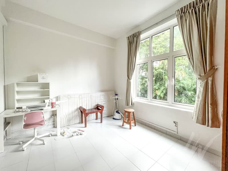 Walk to Tanglin Mall (2 mins), MRT (300 meters) - Large 2 Bedroom Walk up Apt, , 2 Bedrooms, 1,100 sqft, Apartment For Rent, by Jocelyn Wee, 24911380 - PropertyGuru.com.sg