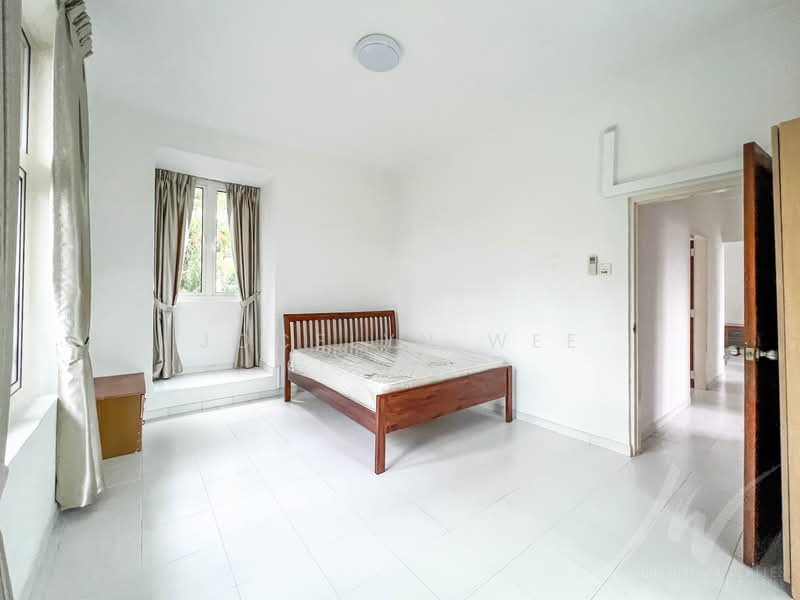 Walk to Tanglin Mall (2 mins), MRT (300 meters) - Large 2 Bedroom Walk up Apt, , 2 Bedrooms, 1,100 sqft, Apartment For Rent, by Jocelyn Wee, 24911380 - PropertyGuru.com.sg