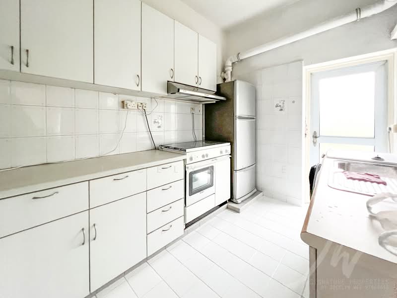 Walk to Tanglin Mall (2 mins), MRT (300 meters) - Large 2 Bedroom Walk up Apt, , 2 Bedrooms, 1,100 sqft, Apartment For Rent, by Jocelyn Wee, 24911380 - PropertyGuru.com.sg