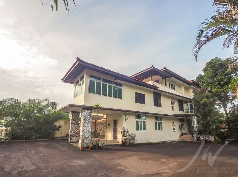 Walk to Tanglin Mall (2 mins), MRT (300 meters) - Large 2 Bedroom Walk up Apt, , 2 Bedrooms, 1,100 sqft, Apartment For Rent, by Jocelyn Wee, 24911380 - PropertyGuru.com.sg