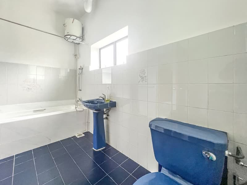 Walk to Tanglin Mall (2 mins), MRT (300 meters) - Large 2 Bedroom Walk up Apt, , 2 Bedrooms, 1,100 sqft, Apartment For Rent, by Jocelyn Wee, 24911380 - PropertyGuru.com.sg