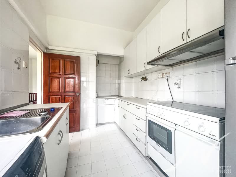 Walk to Tanglin Mall (2 mins), MRT (300 meters) - Large 2 Bedroom Walk up Apt, , 2 Bedrooms, 1,100 sqft, Apartment For Rent, by Jocelyn Wee, 24911380 - PropertyGuru.com.sg