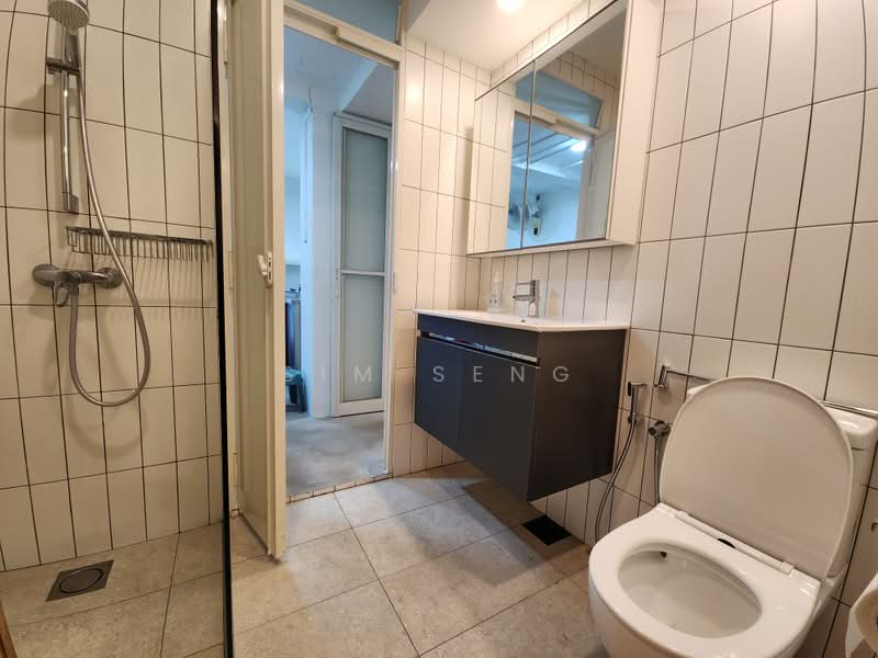 Pandan Valley, 6 Pandan Valley, 4 Bedrooms, 2,200 sqft, Condominium For Rent, by Sim Seng, 24912401 - Common Toilet - PropertyGuru.com.sg