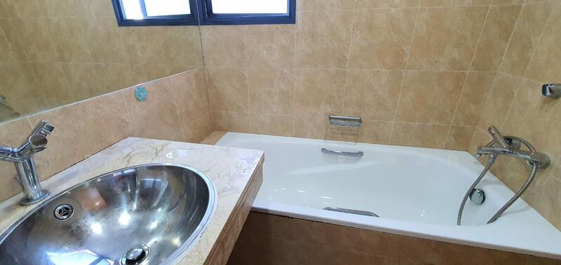 Blue Horizon, 21 West Coast Crescent, 4 Bedrooms, 1,163 sqft, Condominium For Rent, by Dennis Thor 涂英良, 24919946 - Master Bathroom with bathtub & standing shower - PropertyGuru.com.sg