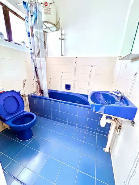 Michel Apartment, 291 Tanglin Road, Tanglin / Holland / Bukit Timah, 2 Bedrooms, 801 sqft, Walk-up Apartment For Rent, by Crystan Lim, 24932149 - Ensuite Toilet with bathtub - PropertyGuru.com.sg