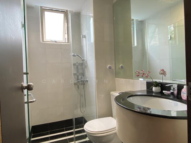The Springs, 3 Moulmein Rise, 2 Bedrooms, 1,012 sqft, Apartment For Rent, by Carollyn Ong, 24942332 - Common Bathroom with a Window - PropertyGuru.com.sg