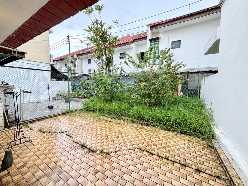 1 Storey Freehold terrace. walk to mayflower MRT. 1km to St Nicholas