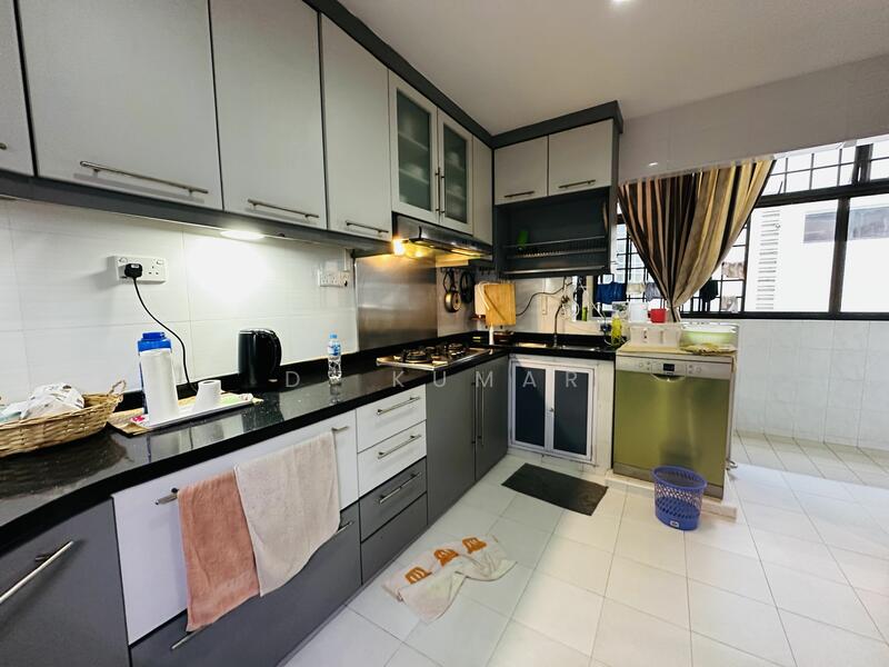 Fully fitted kitchen cabinet