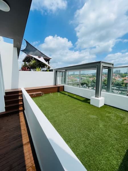 NEWest, 3 West Coast Drive, 4 Bedrooms, 2,863 sqft, Apartment For Rent, by Agnes Ng, 24995647 - Open Roof Terrace with seating area and synthetic grass.  - PropertyGuru.com.sg