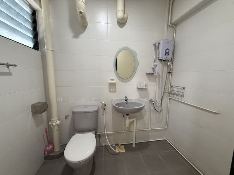 209 Tampines Street 21, 209 Tampines Street 21, 2 Bedrooms, 807 sqft, HDB Flat For Rent, by Monica Dass, 25006098 - Master room attached bathroom  - PropertyGuru.com.sg