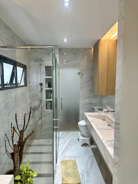 Aida Street, Aida Street, 7 Bedrooms, 4,500 sqft, Semi-Detached House For Rent, by Regin Jong, 25010673 - Master Bathroom - PropertyGuru.com.sg