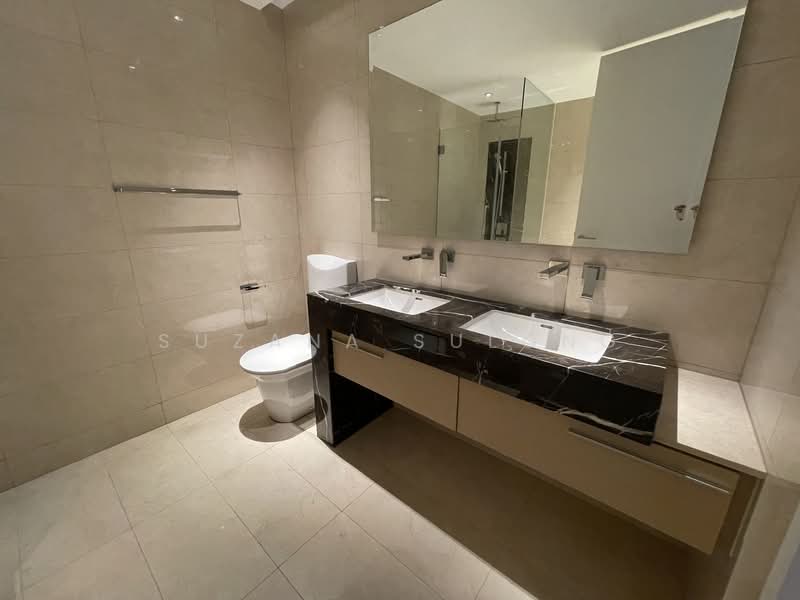 Marina Bay Suites, 3 Central Boulevard, 4 Bedrooms, 2,065 sqft, Apartment For Rent, by Suzana Sulong, 25051111 - Master Bathroom with Double Sink - PropertyGuru.com.sg
