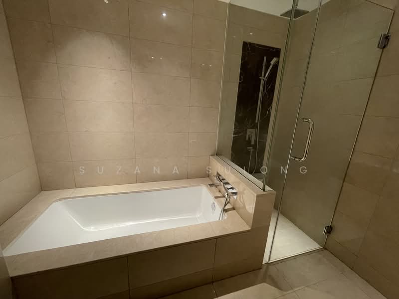 Marina Bay Suites, 3 Central Boulevard, 4 Bedrooms, 2,065 sqft, Apartment For Rent, by Suzana Sulong, 25051111 - Master Bathroom Bathtub and Shower - PropertyGuru.com.sg