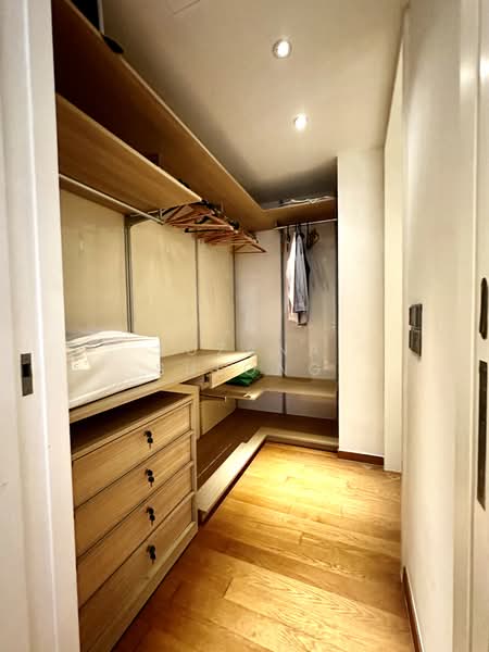 Marina Bay Suites, 3 Central Boulevard, 4 Bedrooms, 2,065 sqft, Apartment For Rent, by Suzana Sulong, 25051111 - Walk-In Closet from Master Bedroom - PropertyGuru.com.sg