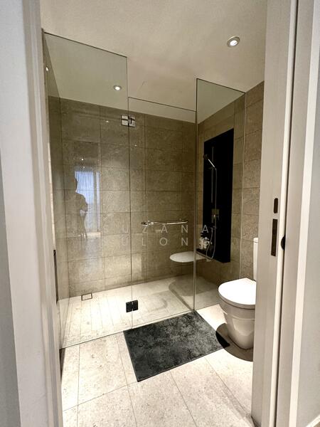 Marina Bay Suites, 3 Central Boulevard, 4 Bedrooms, 2,065 sqft, Apartment For Rent, by Suzana Sulong, 25051111 - Powder Room with Shower - PropertyGuru.com.sg