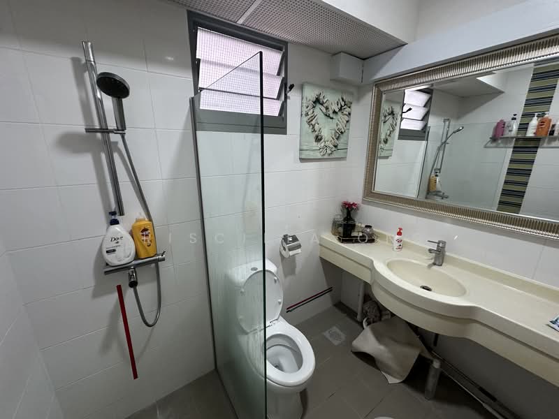 676A Punggol Drive, 676A Punggol Drive, 3 Bedrooms, 1,001 sqft, HDB Flat For Rent, by Priscilla Ong, 25056581 - Master Bathroom - PropertyGuru.com.sg