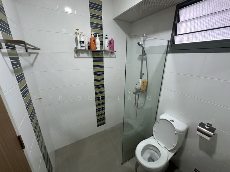 676A Punggol Drive, 676A Punggol Drive, 3 Bedrooms, 1,001 sqft, HDB Flat For Rent, by Priscilla Ong, 25056581 - Master Bathroom - PropertyGuru.com.sg