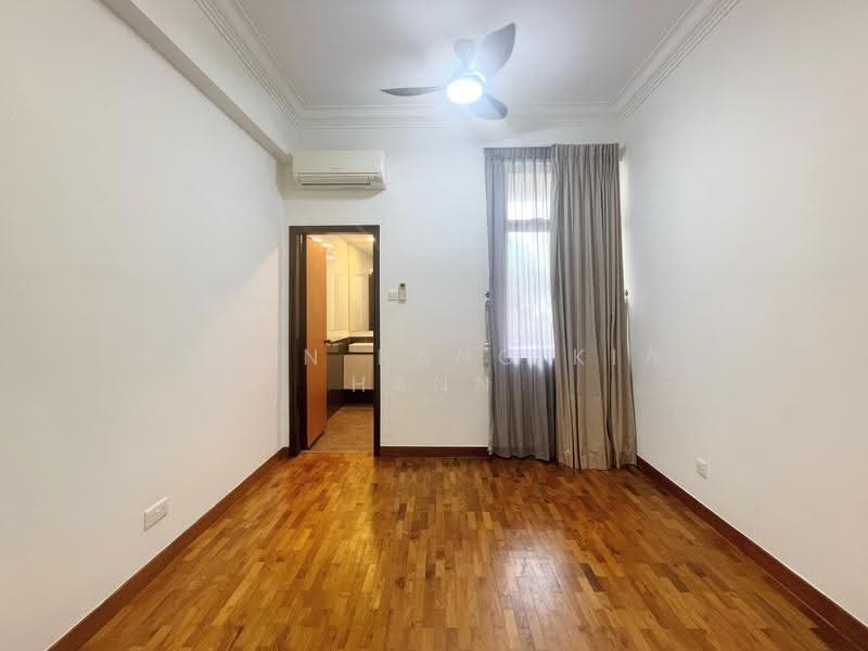 BR 2 facing bathroom