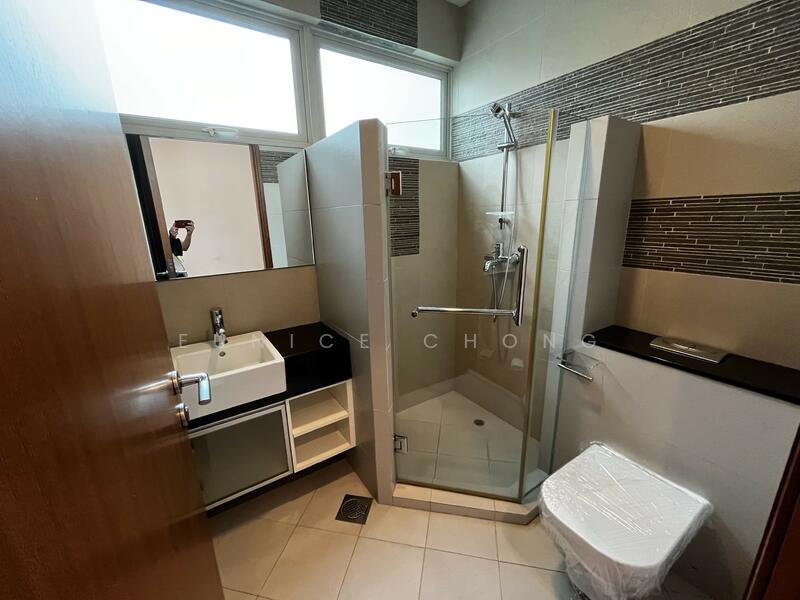 Namly Crescent, Namly Crescent, 5 Bedrooms, 4,400 sqft, Semi-Detached House For Rent, by Eunice Chong, 25071807 - Ensuite bath for attic room - PropertyGuru.com.sg