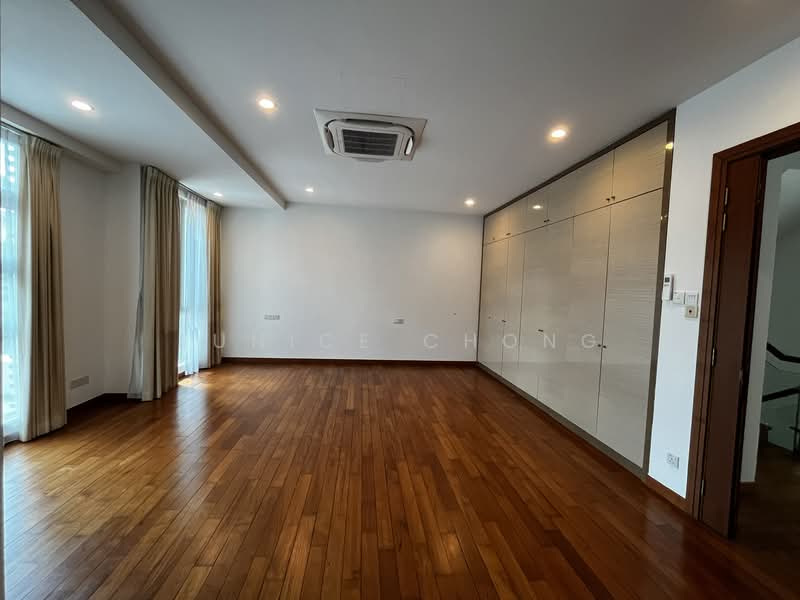 Namly Crescent, Namly Crescent, 5 Bedrooms, 4,400 sqft, Semi-Detached House For Rent, by Eunice Chong, 25071807 - Master with plenty of storage  - PropertyGuru.com.sg