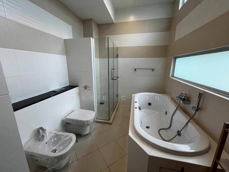 Namly Crescent, Namly Crescent, 5 Bedrooms, 4,400 sqft, Semi-Detached House For Rent, by Eunice Chong, 25071807 - Master bath with bathtub and standing shower - PropertyGuru.com.sg