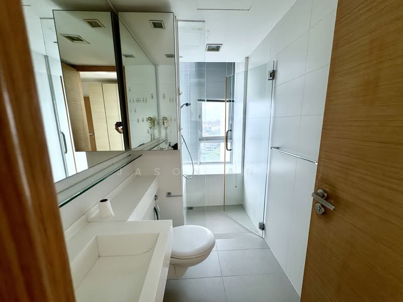 One Amber, 3 Amber Gardens, 4 Bedrooms, 1,658 sqft, Condominium For Rent, by Jason Ang, 25074707 - Junior master bathroom - PropertyGuru.com.sg