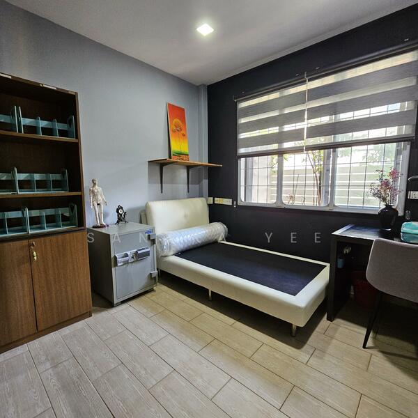 Level 1-Room 4: Study room or Granny room