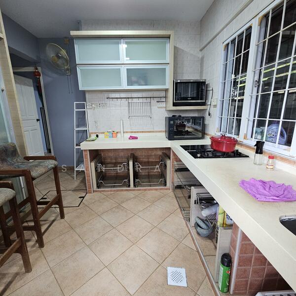 Level 1-Spacious kitchen housing induction cooker / stove /microwave oven