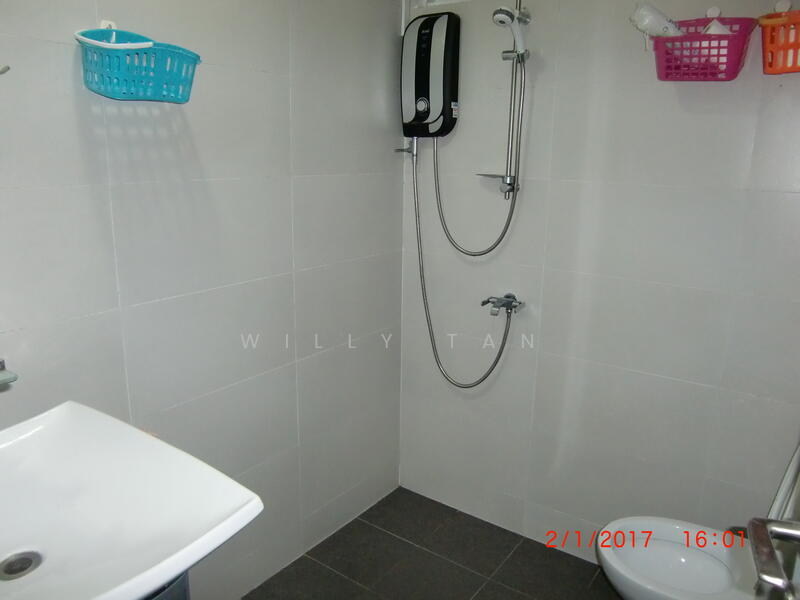 Common bathroom with shower