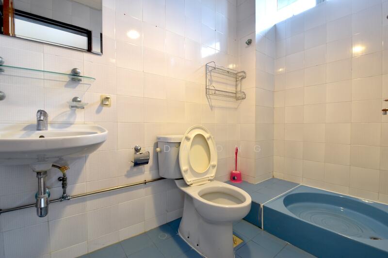 Eunos Townhouse, Jalan Rimau, 4 Bedrooms, 2,573 sqft, Town House For Rent, by Linda Ong, 25096548 - Bathroom - PropertyGuru.com.sg