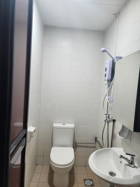 Costa Rhu, 5 Rhu Cross, 4 Bedrooms, 2,100 sqft, Condominium For Rent, by Jimmy Ng Swee Jin, 25097142 - Back Toilet - PropertyGuru.com.sg