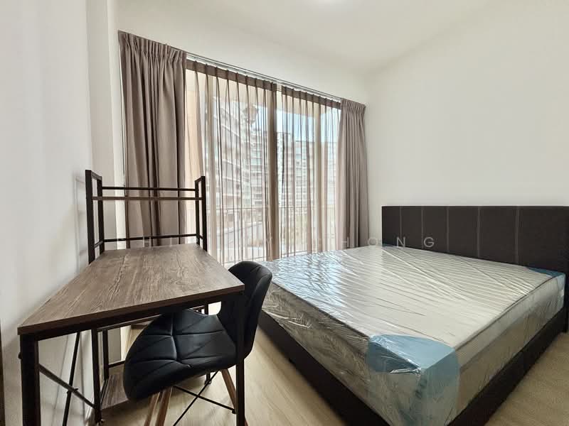 Watercolours, 35 Pasir Ris Link, 3 Bedrooms, 1,000 sqft, Executive Condominium For Rent, by Shirley Chong, 25100605 - Master Bedroom — Comes with a Queen bed, mattress, table & chair - PropertyGuru.com.sg