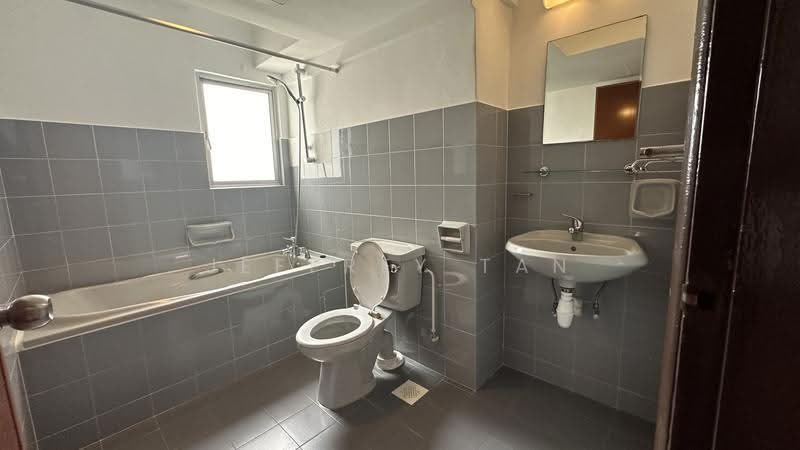 Holland Tower, 10 Holland Heights, Tanglin / Holland / Bukit Timah, 3 Bedrooms, 1,873 sqft, Condominium For Rent, by Jeffrey Tan, 25102462 - Attached bathroom - PropertyGuru.com.sg