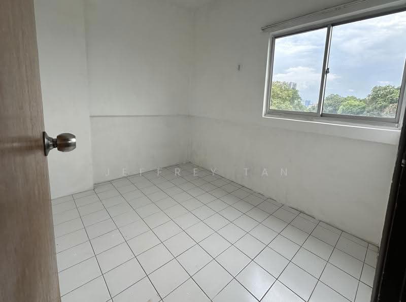 Holland Tower, 10 Holland Heights, Tanglin / Holland / Bukit Timah, 3 Bedrooms, 1,873 sqft, Condominium For Rent, by Jeffrey Tan, 25102462 - Huge Helper / utility room - PropertyGuru.com.sg